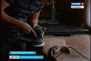 Мастер-самоучка из Камызяка ремонтирует гитары и обеспечивает музыкальными инструментами пол России