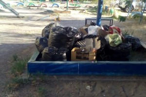 В одном из дворов Астрахани из детской песочницы сделали мусорную свалку
