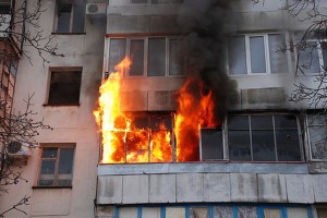В Астрахани из горящего многоэтажного дома эвакуировали 12 человек