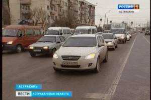 В связи с ухудшением метеорологических условий в Астрахани осложнилась дорожная обстановка