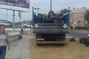 В Астрахани набережные городских каналов очистили от мусора