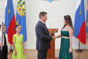 Астраханским выпускникам – единственным в России – вручают медали за успехи в ЕГЭ