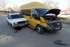 В Астрахани в результате ДТП пострадала несовершеннолетняя пассажирка маршрутного такси