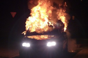 В Астрахани ночью вспыхнул автомобиль