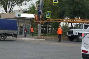 В Астрахани устанавливают светофор на одном из самых оживленных участков возле рынка