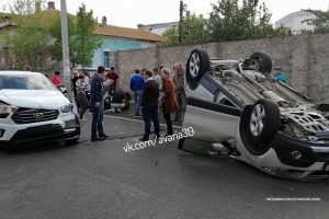 В центре Астрахани перевернулся Opel Есть пострадавшие