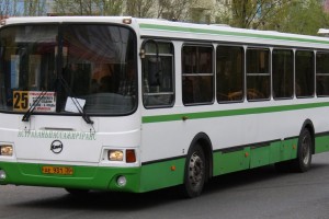 В Астрахани перевозчику велели срочно увеличить количество автобусов на маршрутах №25 и 31