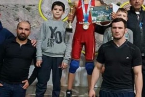 Астраханский спортсмен занял первое место на турнире по вольной борьбе в Дагестане
