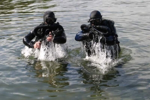 Боевые водолазы Каспийской флотилии отрабатывают навыки подводного боя и стрельбы