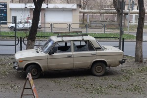 В Астрахани неизвестный стрелял ночью по машине