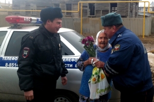 В Астраханской области полицейские навестили ветерана Великой Отечественной войны Евдокию Макееву
