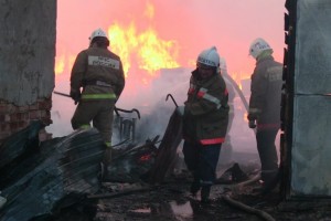 В Астрахани из горящего многоэтажного дома спасли 17 человек
