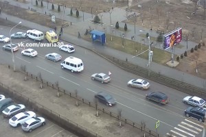 В Астрахани у «Дилижанса» столкнулись две легковушки и маршрутка, есть пострадавшая
