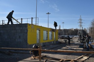 В Астрахани около парка «Планета» демонтируют магазин фейерверков