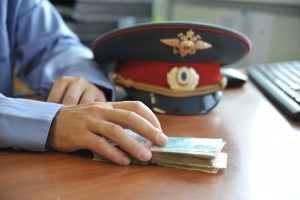 В Астраханской области три сотрудника линейного отдела полиции взяли сто тысяч рублей за молчание