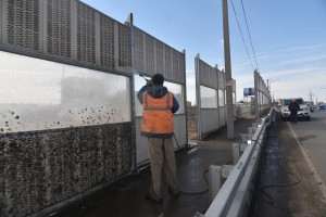 В Астрахани после зимней непогоды очищают от грязи мосты