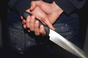Астраханец ударил ножом незнакомца и подбросил оружие своей жене