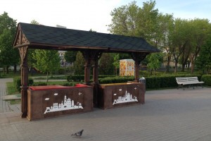 В Астрахани на набережной Волги установили торговые ларьки