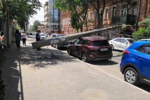 В центре Астрахани на машины упали фонарные столбы