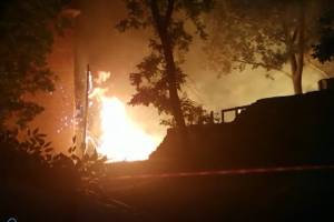 В Астрахани на видео попал серьезный пожар из-за оборвавшегося провода