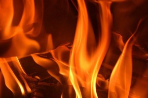 Обгоревшую жительницу Астраханской области госпитализировали после пожара в доме, её супруг погиб