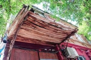 В Астрахани исторические балконы держат прохожих в страхе