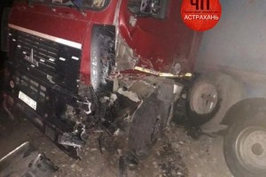 В Астраханской области в аварии с участием иномарки и грузовика погиб полицейский
