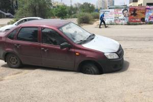 В Астрахани автомобиль провалился в яму в асфальте