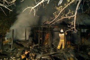 Ночью в Астрахани при пожаре погибли три человека, ещё один госпитализирован