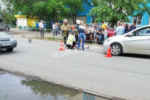 В Астрахани перебегавшая дорогу школьница чудом не попала под колёса иномарки