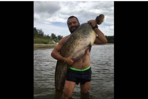 Рыбаки сняли видео, как поймали речного гиганта в Астраханской области