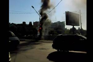В Астрахани полыхающий столб приняли за светофор
