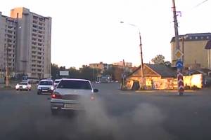 В Астрахани у авто во время движения взорвалось колесо