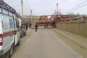 В Астрахани сильный ветер повалил строительный кран