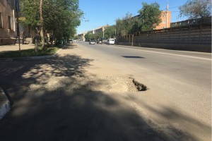 Астраханцы жалуются на очередную яму в центре города