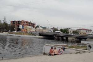 В Астрахань пришла жара, и горожане купаются на набережных с риском для жизни