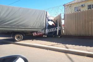 Соцсети: в Астрахани грузовик протаранил забор воинской части