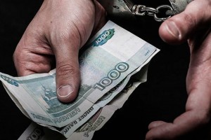 В Астрахани налогового инспектора поймали на мошенничестве