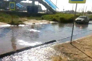 В Астрахани из-за засора улицу затопило канализационными водами