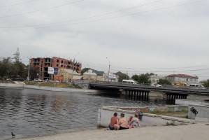 В Астрахани люди подвергают себя смертельной опасности, купаясь в городских каналах
