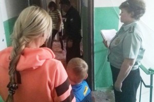Житель Астраханской области не хотел пускать в квартиру бывшую жену и сына
