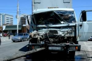 Два грузовика столкнулись на светофоре в Астрахани