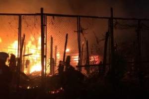 Кадры пламени: в Астрахани крупный пожар тушат 51 человек