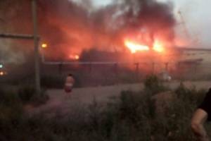 «Очень страшно»: в Астрахани крупный пожар