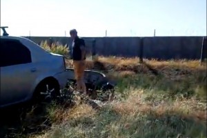 Астраханец заснял мужчину, выбрасывающего мусор у стен аэропорта