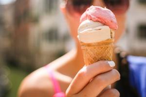 Чем опасно мороженое в жару