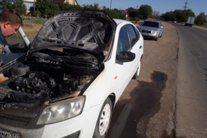 В Ахтубинске загорелся легковой автомобиль