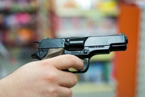 В Астрахани психически нездоровый пациент угрожал выстрелить в санитарку из игрушечного пистолета