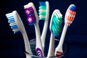Почему опасны жёсткие зубные щётки