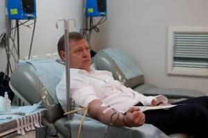 Врио губернатора Астраханской области Игорь Бабушкин сдал кровь в День донора